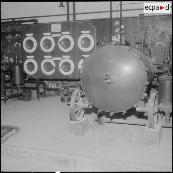 Salle des filtreuses. Le vin avant d'être déversé dans d'immenses réservoirs est filtré.