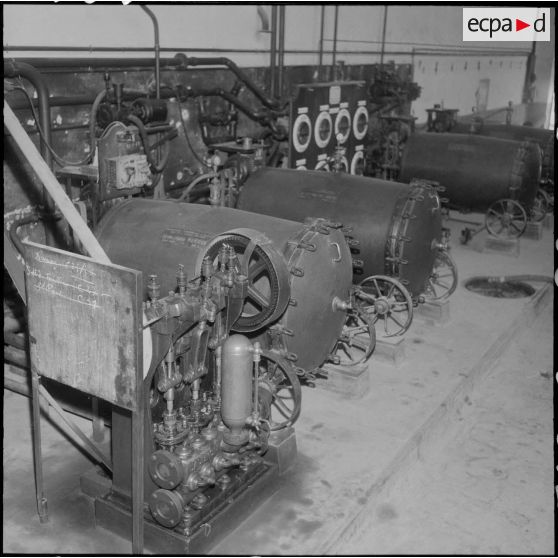 Salle des filtreuses. Le vin avant d'être déversé dans d'immenses réservoirs est filtré.