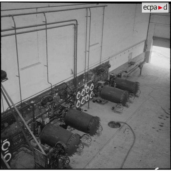 Salle des filtreuses. Le vin avant d'être déversé dans d'immenses réservoirs est filtré.