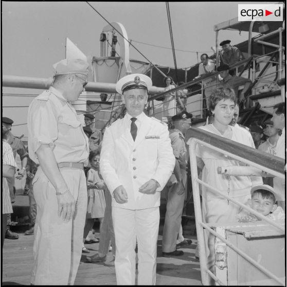 Départ du 30e dragon et du 3e groupe du 64e régiment d'artillerie.