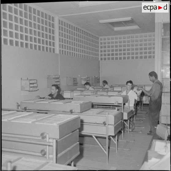 Les ouvriers regardant un fichier.