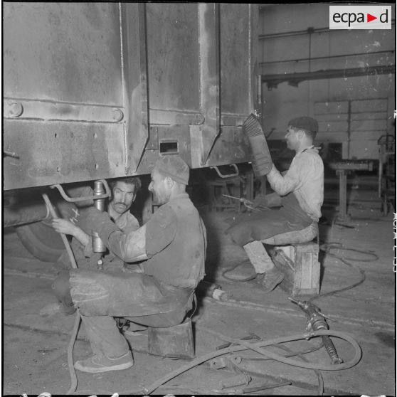 Dernières soudures à un wagon de marchandises.