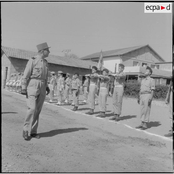 Le général Mesnard, passant en revue les troupes du du groupe de transport (GT) 516.