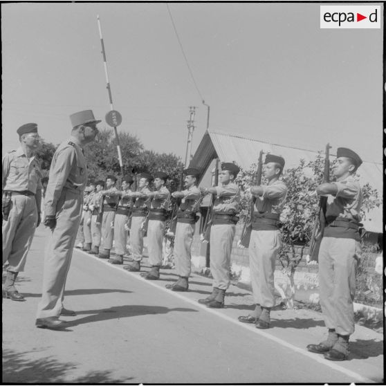 Le général Mesnard, passant en revue les troupes du du groupe de transport (GT) 516.