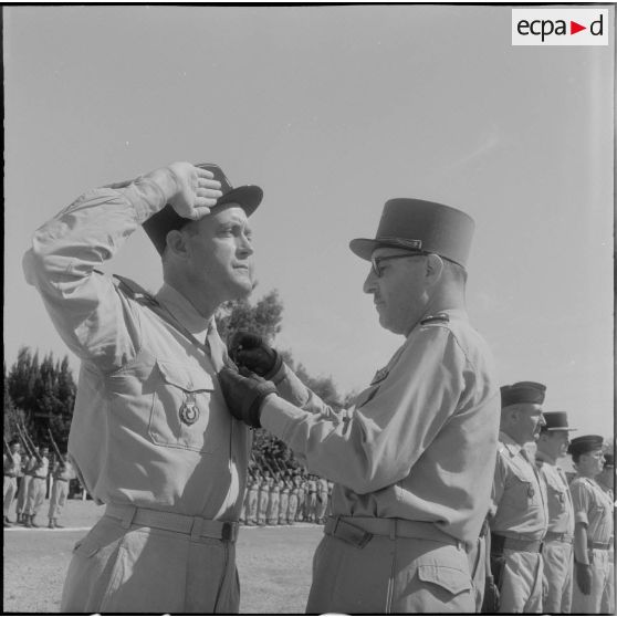 Le général Mesnard décorant un major, de la médaille militaire.