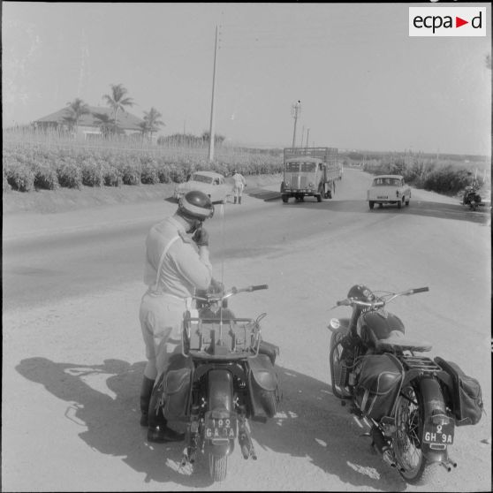 Vue d'ensemble d'une patrouille contrôlant un véhicule.