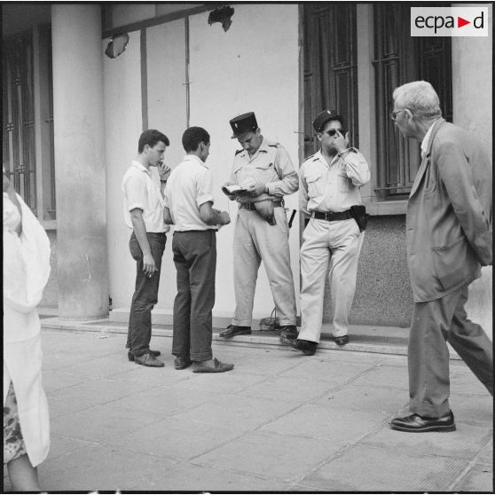 Scène de rue à Alger.