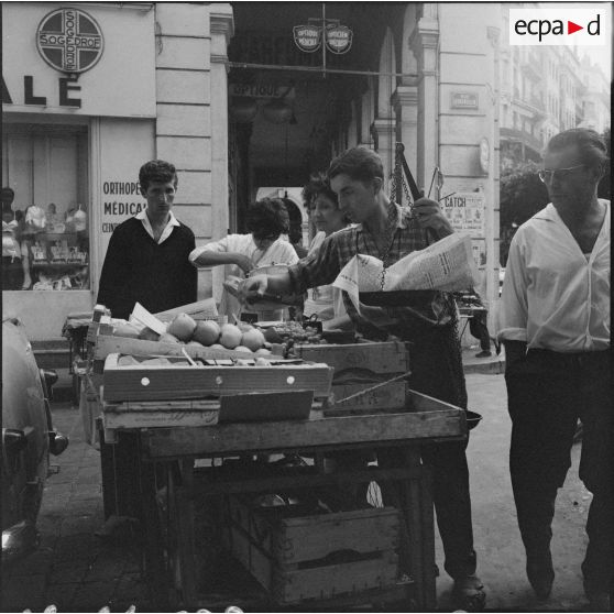 Scène de rue à Alger.