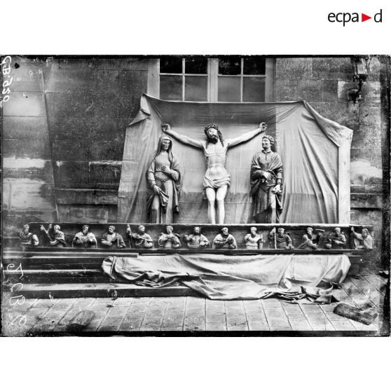 Une poutre et des statues évacuées. [légende d'origine]