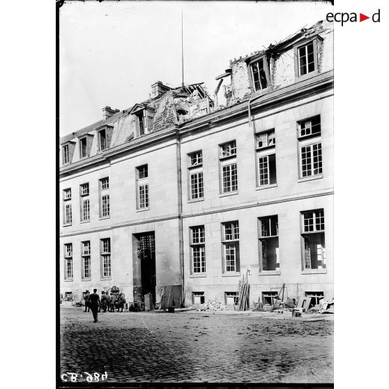 Aile gauche du Palais de Compiègne endommagée. [légende d'origine]