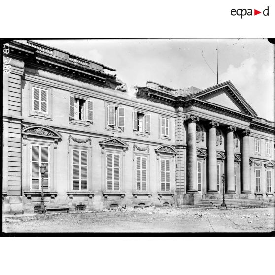Façade du Palais de Compiègne endommagée. [légende d'origine]