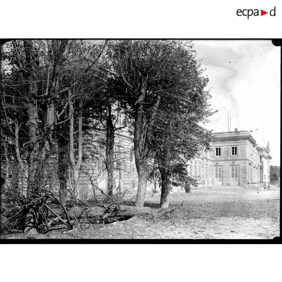 Trou de torpille près du Palais de Compiègne. [légende d'origine]