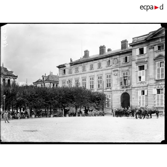 Façade du Palais de Compiègne endommagée. [légende d'origine]
