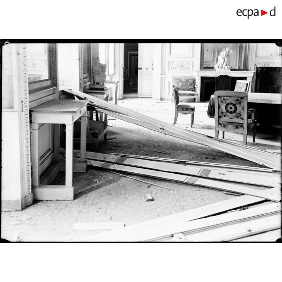 Une salle du Palais de Compiègne endommagée. [légende d'origine]