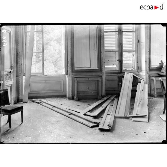 Une salle du Palais de Compiègne endommagée. [légende d'origine]