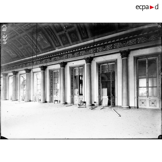 La salle des fêtes du Palais de Compiègne endommagée. [légende d'origine]
