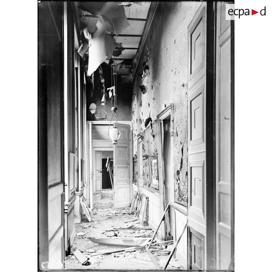 Une galerie du Palais de Compiègne endommagée. [légende d'origine]