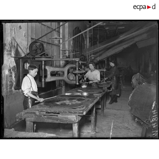 Bagneux, 36 rue d'Orléans, tannerie et usine des cuirs Aboucaya. Machine à poncer. [légende d'origine]