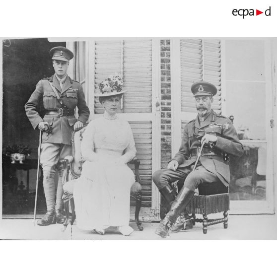 George V, roi d'Angleterre, avec la reine et le prince de Galles.