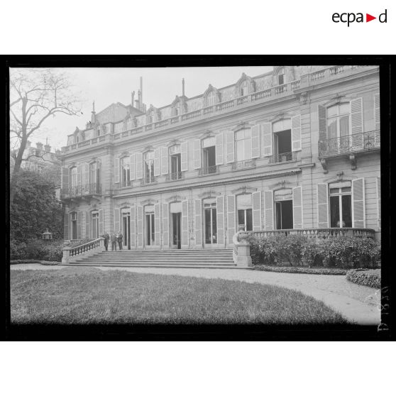 Paris, rue François 1er, Comité de l'American Clearing House. Les jardins. [légende d'origine]