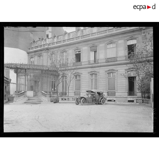 Paris, rue François 1er, Comité de l'American Clearing House. Vue sur la rue. [légende d'origine]