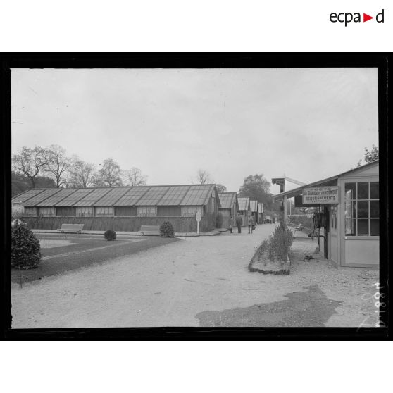 Paris, boulevard Lannes, Comité de l'American Clearing House. Les baraquements des réserves sanitaires. [légende d'origine]