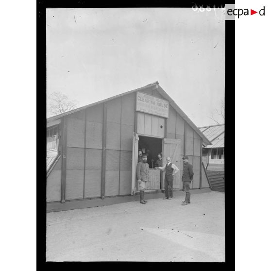 Paris, boulevard Lannes, Comité de l'American Clearing House. Les baraquements des réserves sanitaires. [légende d'origine]