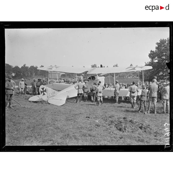 La Noue, au nord-est des Islettes, Meuse. Avion allemand Rumpler descendu par l'aviateur sergent Barnay. [légende d'origine]