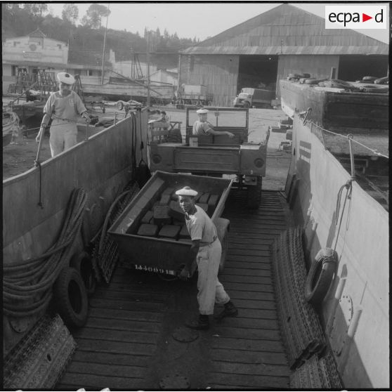 Embarquement d'un véhicule 4x4 à bord du LCM (landing craft material).