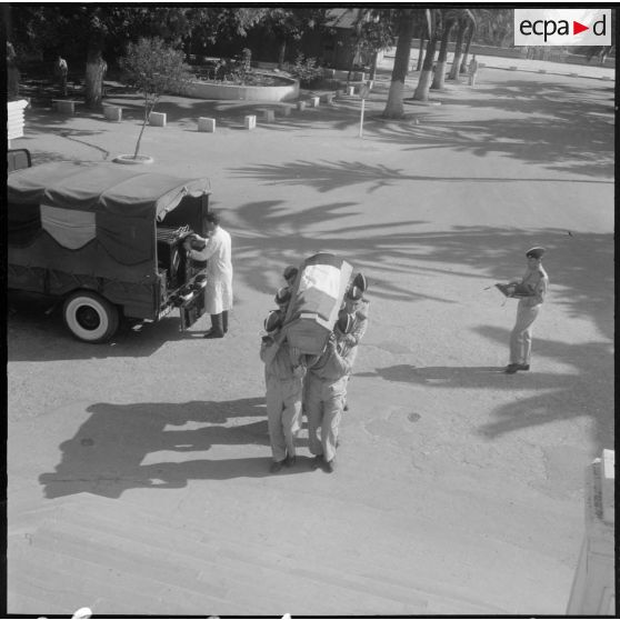 Des militaires, appartenant au 27e dragon, portant le cercueil sur leurs épaules.