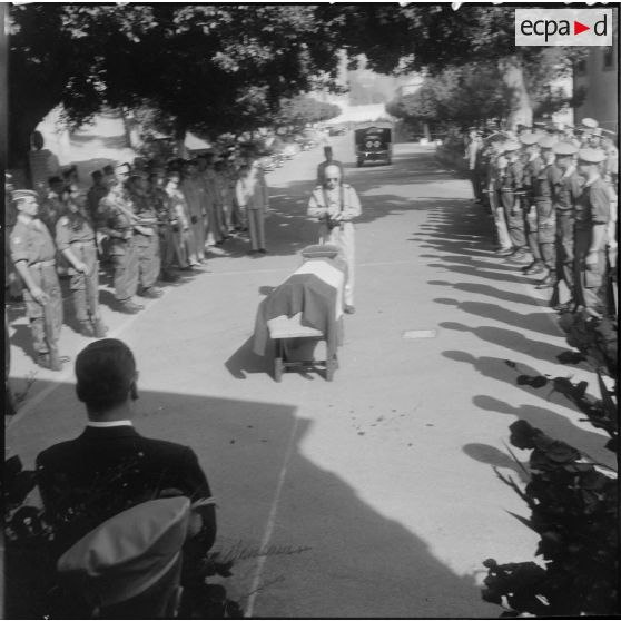 Pendant la bénédiction de l'aumônier militaire.