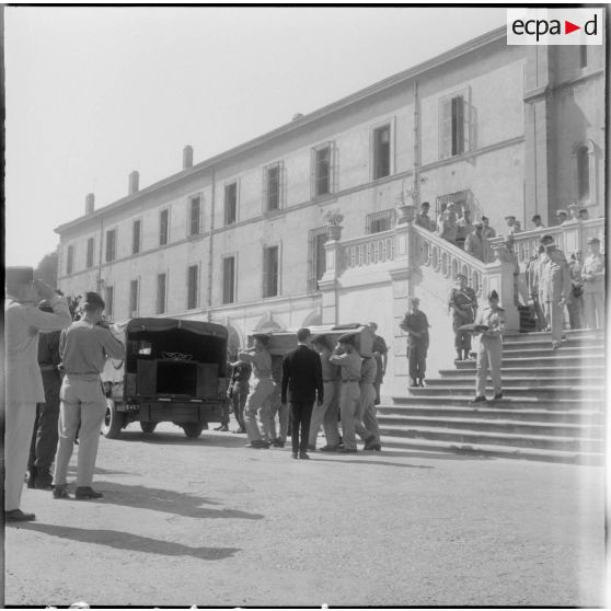 Après la messe, le cercueil est déposé dans le fourgon mortuaire.
