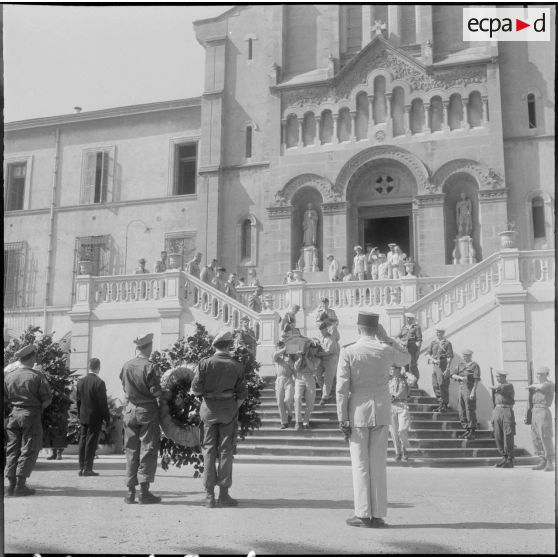Après la messe en la chapelle de l'Hôpital Maillot d'Alger, le corps du commandant fut transporté sur un bateau qui l'acheminera vers la métropole.