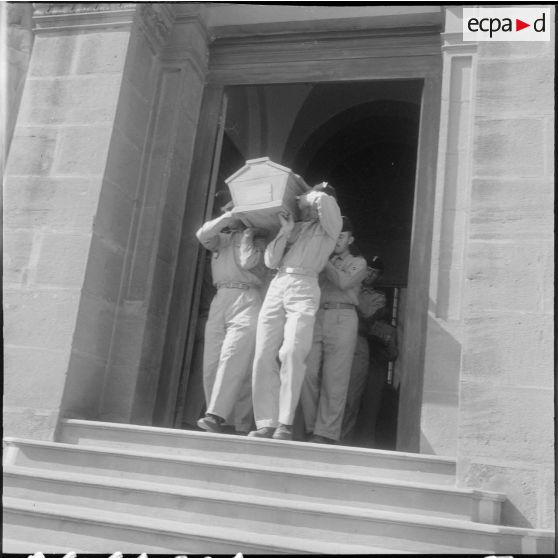 Des militaires, appartenant au 27e dragon, portant le cercueil sur leurs épaules.