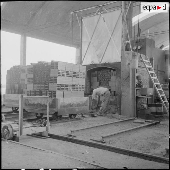 Ouverture du four de cuisson.