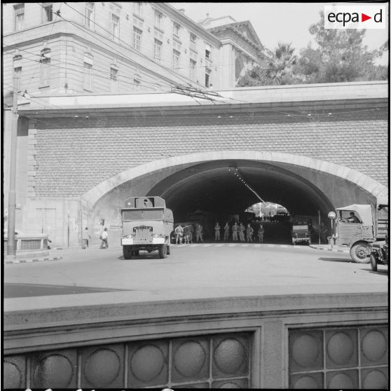 Les manifestations à Alger. Le tunnel des Facultés.