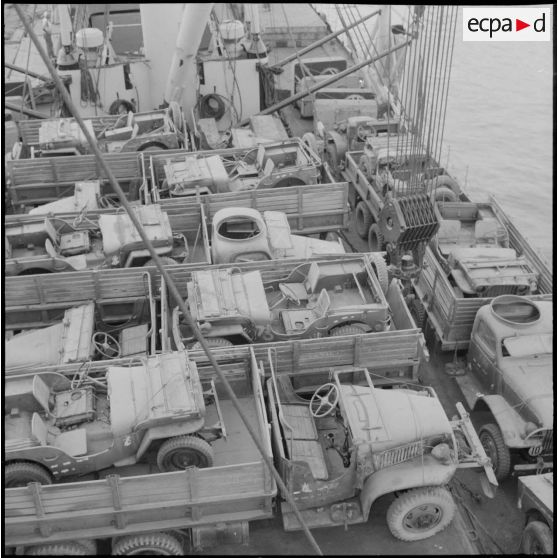 Port d'Alger. Embarquement de matériel militaire réformé à bord du cargo Saint-Hélène.