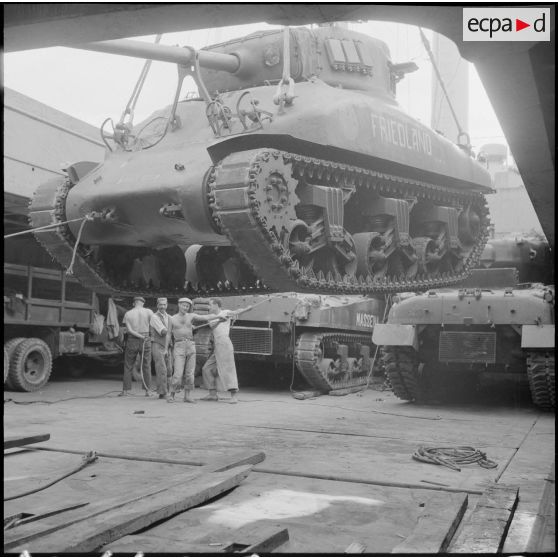 Port d'Alger. Embarquement de matériel militaire réformé à bord du cargo Saint-Hélène.