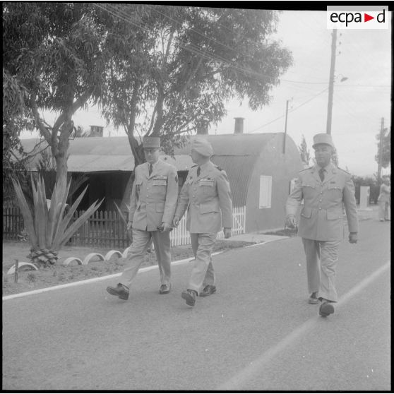 Début de la cérémonie, arrivée des généraux  Ailleret et de Menditte.