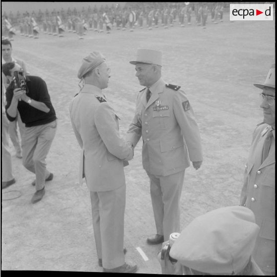 Le général Ailleret remet au général Moulinier la Croix de la Valeur militaire.