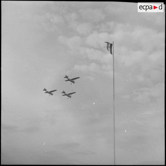 Ouverture du défilé par le passage de 3 piper-cub.