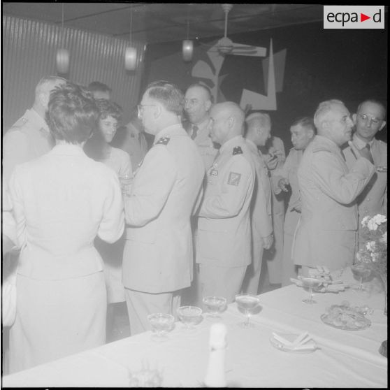 Parmi les personnalités militaires, on retrouve les généraux Ailleret et Moulinier.