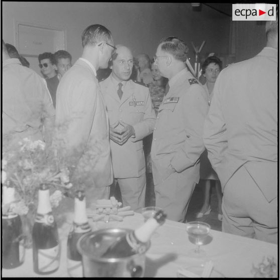 Parmi les personnalités militaires, on retrouve les généraux Ailleret et Moulinier.