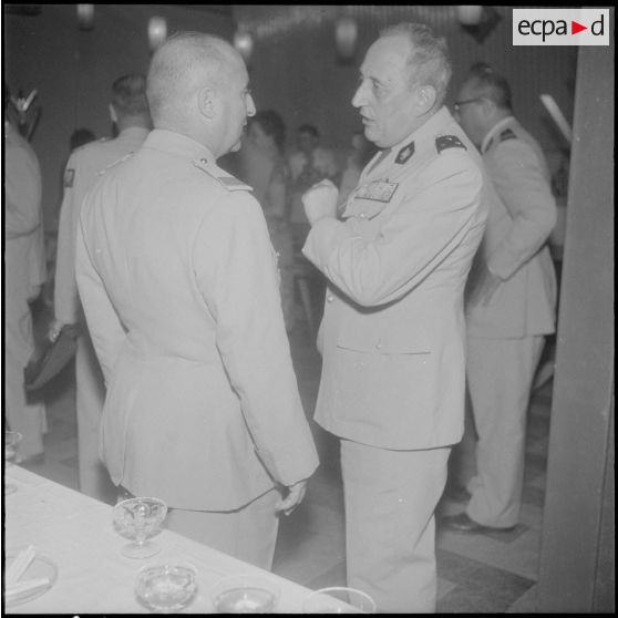 Les personnalités militaires à la cérémonie de prise de commandement.