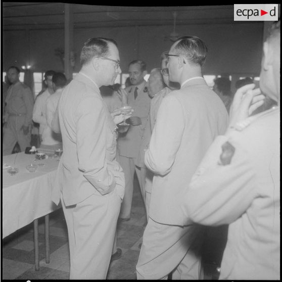 Au premier plan à droite, le général Piquet, remplaçant le général Moulinier à la direction du matériel.