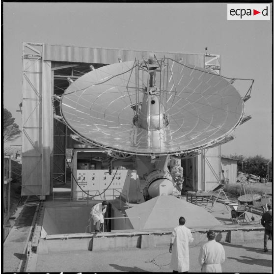 Vue du four solaire de la Bouzareah.