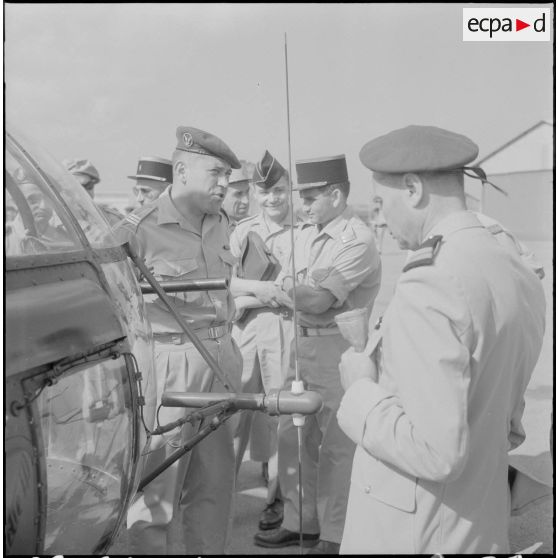 Les spectateurs écoutent les explications données par le capitaine.