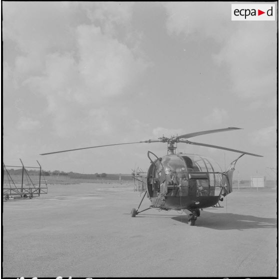L'Alouette III au sol sous divers angles.