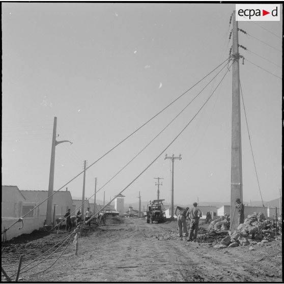 Installation de l'électricité au village.