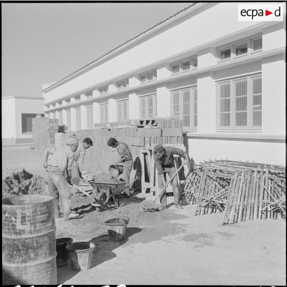 Les élèves apprennent à gâcher le mortier comme sur un vrai chantier.